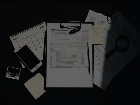 Imagens de documentos para ilustrar conteúdo sobre regime tributário.