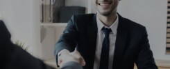 Imagem de homem apertando a mão de outro para ilustrar conteúdo sobre como o Licenciamento Select pode ser a virada de chave para o sucesso profissional.