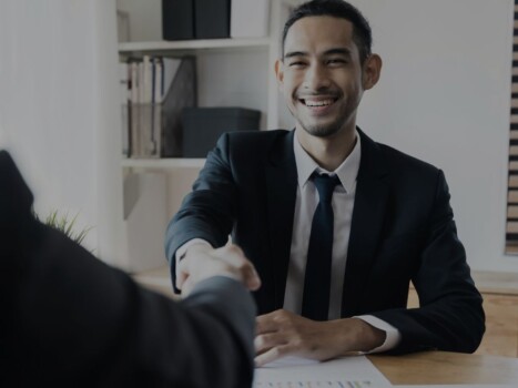 Imagem de homem apertando a mão de outro para ilustrar conteúdo sobre como o Licenciamento Select pode ser a virada de chave para o sucesso profissional.